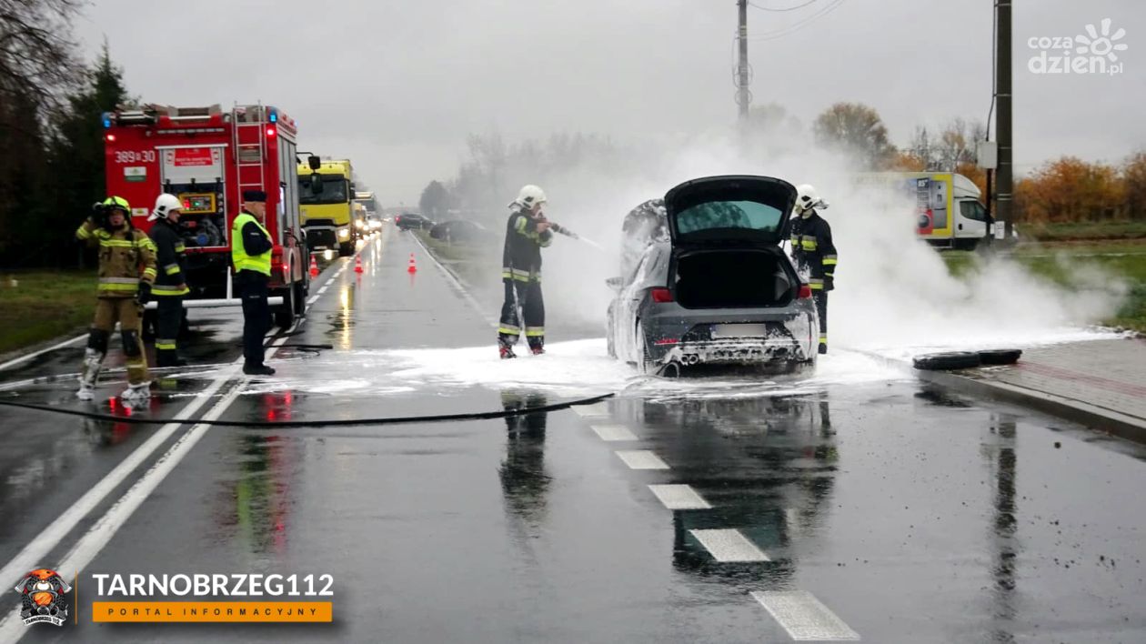 Pożar samochodu na DK 77 w Motyczu Poduchownym
