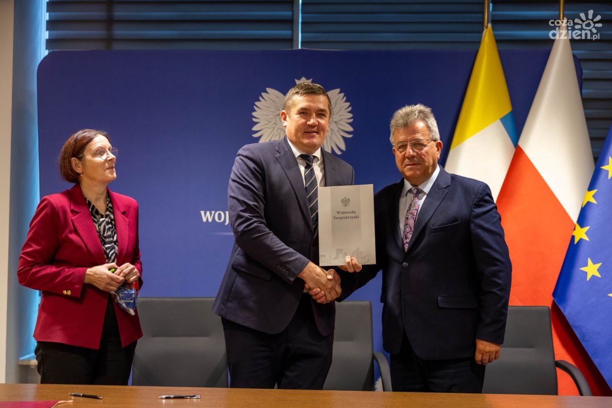 Komorna z dofinansowaniem na przebudowę drogi. Podpisano umowę z Wojewodą