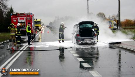 Pożar samochodu na drodze krajowej w Motyczu Poduchownym