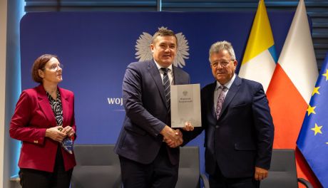 Komorna z dofinansowaniem na przebudowę drogi. Podpisano umowę z Wojewodą