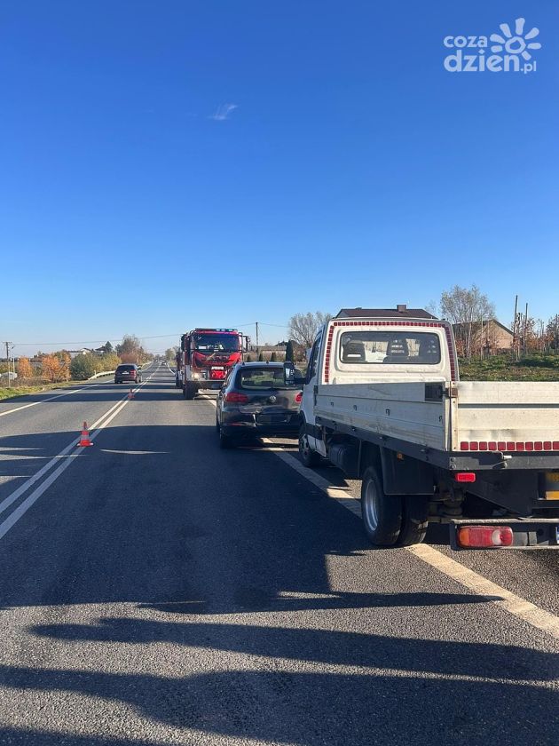Zderzenie dwóch samochodów w Komornej. Jedna osoba poszkodowana