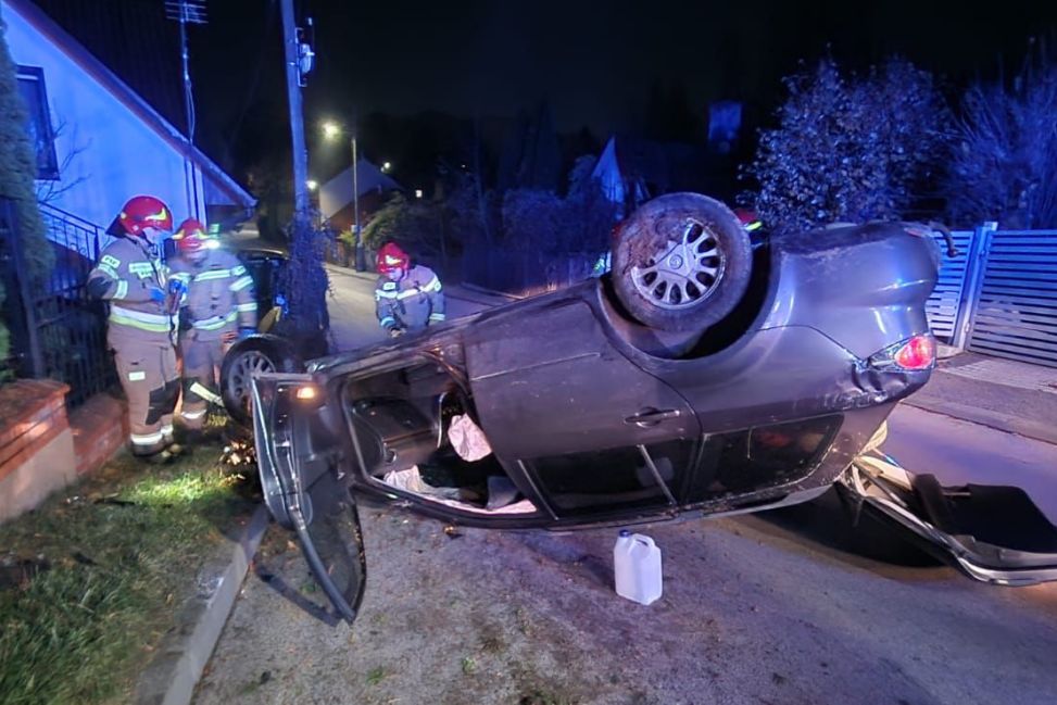 Pijany 40-latek dachował, w aucie przewoził troje nieletnich