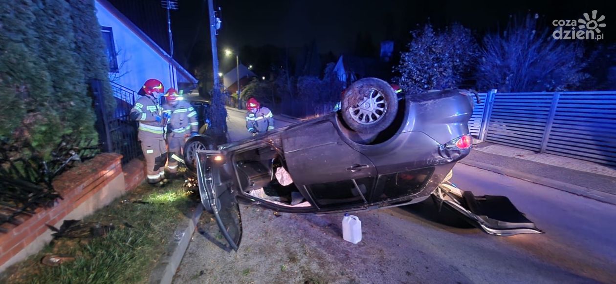 Pijany 40-latek dachował, w aucie przewoził troje nieletnich