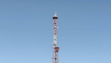 Spór o maszty Play w Sandomierzu. SKO i wojewoda po stronie inwestora