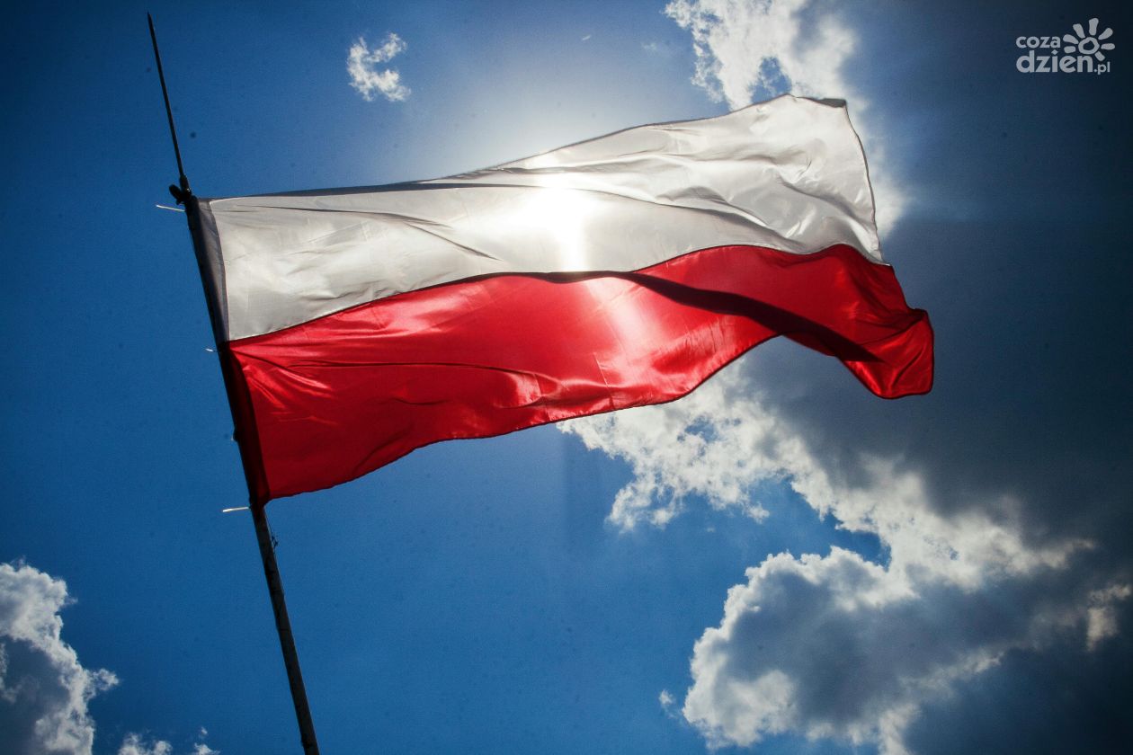 Długi weekend w pełni – czas na spacery, rodzinne chwile i refleksję nad patriotyzmem