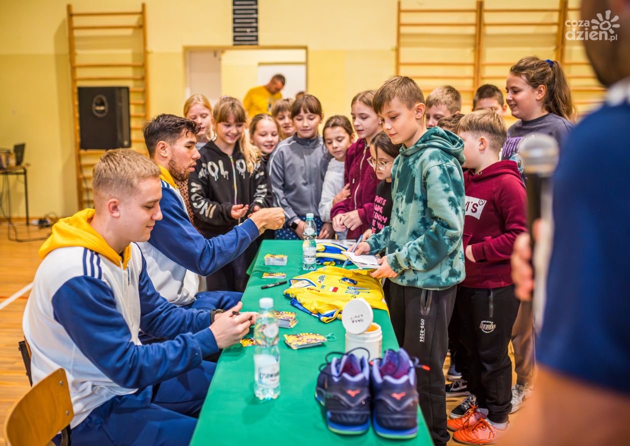 Gwiazdy Industrii Kielce odwiedziły uczniów w Chobrzanach (ZDJĘCIA)