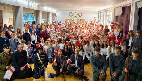 Echo niepodległości w Zawierzbiu – wyjątkowa akademia w hołdzie wolnej Polsce [ZDJĘCIA]