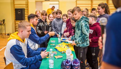Gwiazdy Industrii Kielce odwiedziły uczniów w Chobrzanach (ZDJĘCIA)