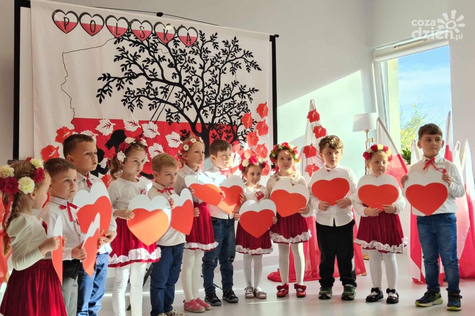 W rytmie polskości czyli patriotyczna pośpiewanka międzypokoleniowa Miejskiej Biblioteki Publicznej w Sandomierzu