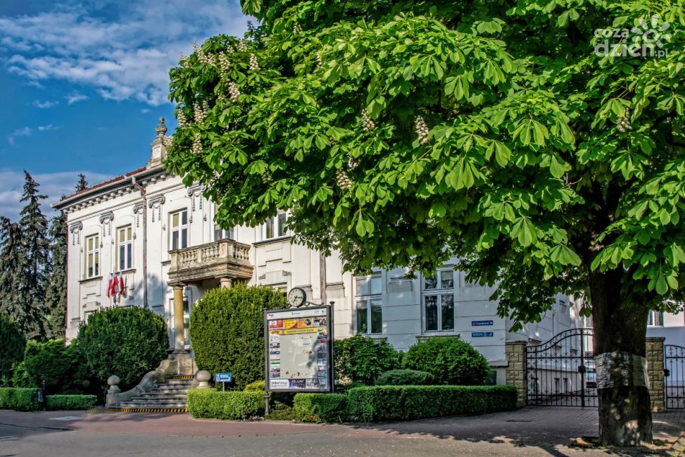 Urząd Miasta w Tarnobrzegu odzyskuje blask. Remont elewacji zabytkowego gmachu ma zakończyć się przed świętami