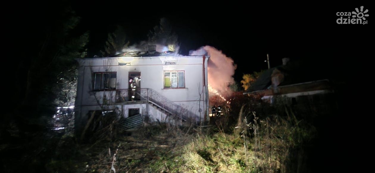 Nocny pożar pustostanu w Sulisławicach. Na miejscu cztery zastępy straży