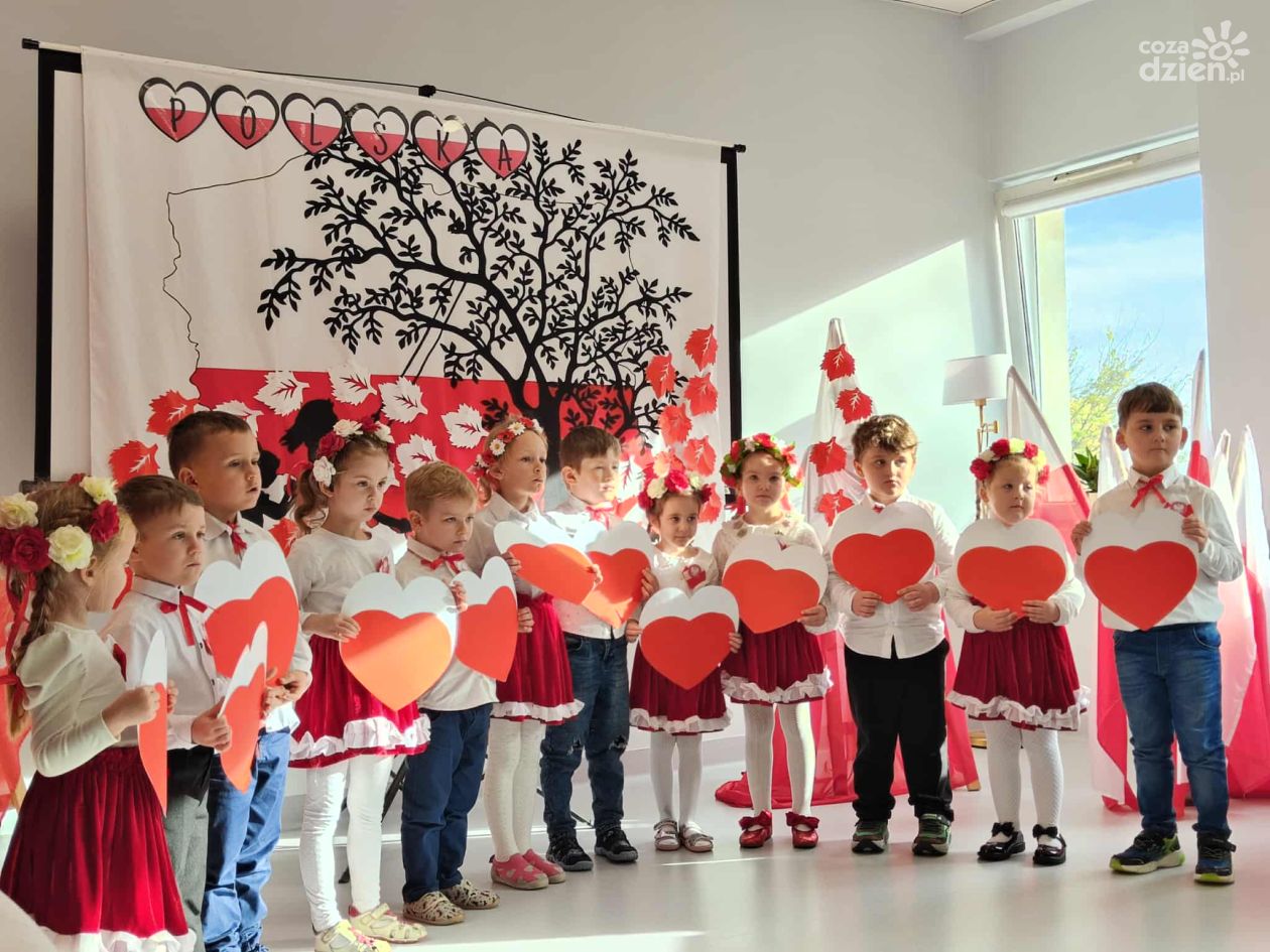 W rytmie polskości czyli patriotyczna pośpiewanka międzypokoleniowa Miejskiej Biblioteki Publicznej w Sandomierzu