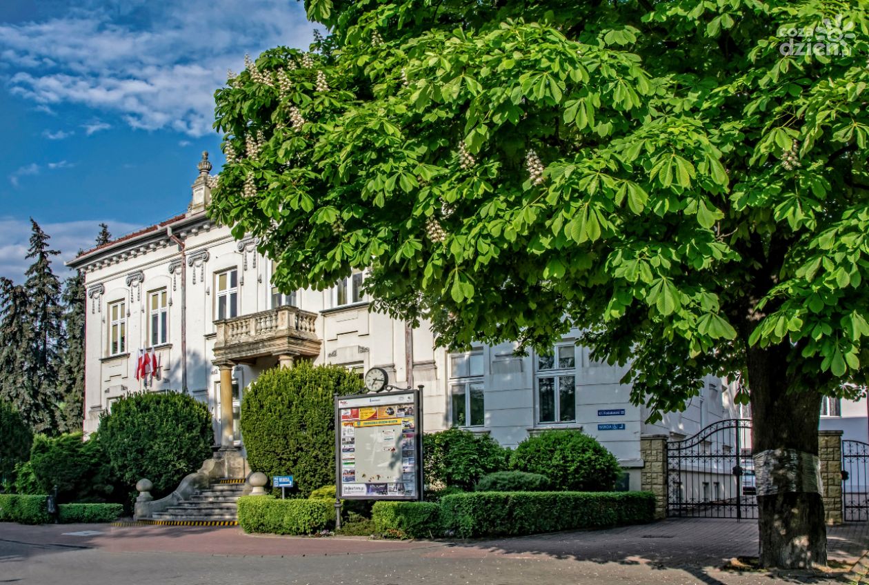 Urząd Miasta w Tarnobrzegu odzyskuje blask. Remont elewacji zabytkowego gmachu ma zakończyć się przed świętami