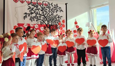 W rytmie polskości czyli patriotyczna pośpiewanka międzypokoleniowa Miejskiej Biblioteki Publicznej w Sandomierzu