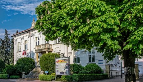 Urząd Miasta w Tarnobrzegu odzyskuje blask. Remont elewacji zabytkowego gmachu ma zakończyć się przed świętami