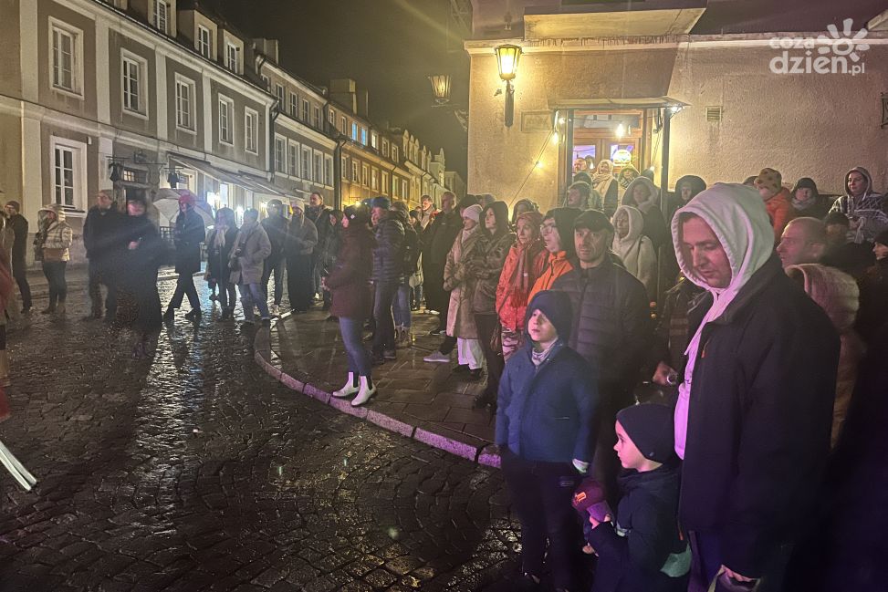 Sandomierska starówka w blasku ognia i brzmieniu tradycji podczas Święta Młodego Wina