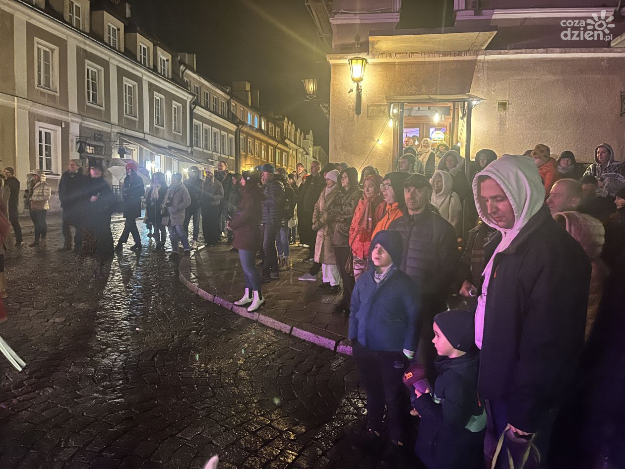 Sandomierska starówka w blasku ognia i brzmieniu tradycji podczas Święta Młodego Wina