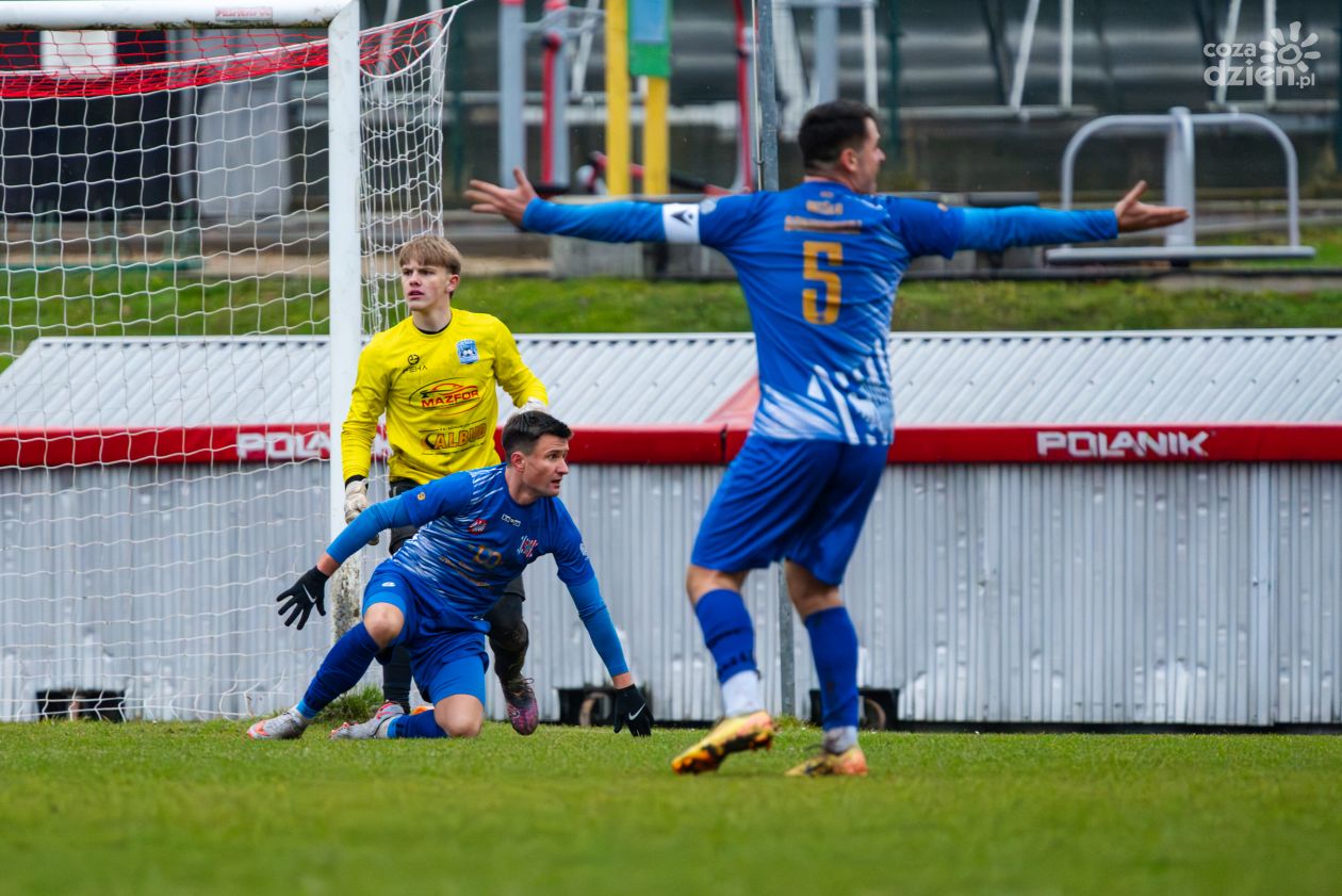 Katastrofalna pierwsza połowa pogrążyła Wisłę. Wysoka porażka w Strawczynku (ZDJĘCIA)