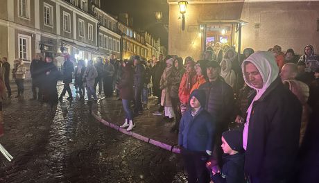 Sandomierska starówka w blasku ognia i brzmieniu tradycji podczas Święta Młodego Wina