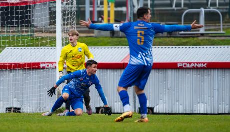 Katastrofalna pierwsza połowa pogrążyła Wisłę. Wysoka porażka w Strawczynku (ZDJĘCIA)