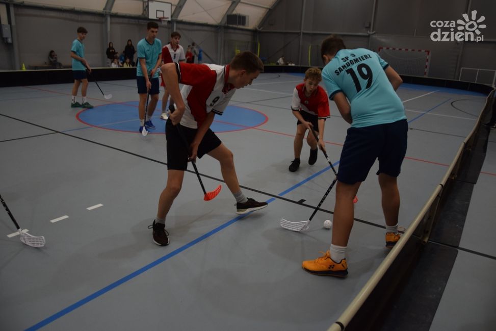 Chłopcy rozgrzali sandomierską halę – unihokejowe emocje na Mistrzostwach Szkół Podstawowych! (ZDJĘCIA)