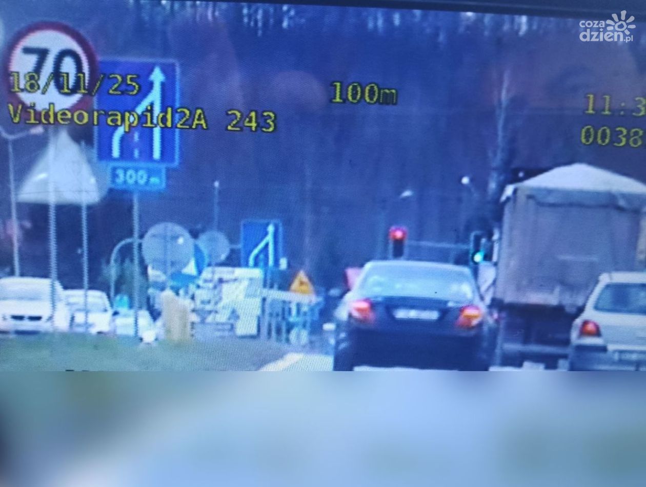 Jechał 129 km/h zamiast 70. Kierowca mercedesa stanie przed sądem