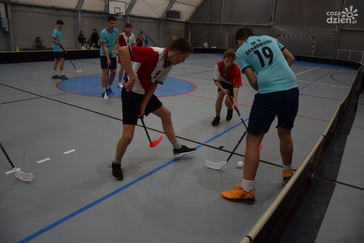 Chłopcy rozgrzali sandomierską halę – unihokejowe emocje na Mistrzostwach Szkół Podstawowych! (ZDJĘCIA)