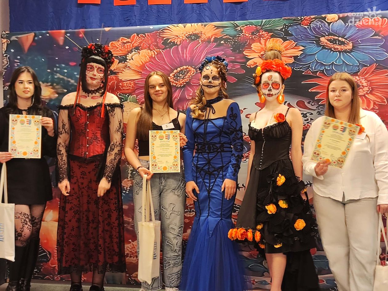 Barwy i symbolika Día de Muertos zainspirowały młodych stylistów podczas konkursu „TUF–komania” w Sandomierzu