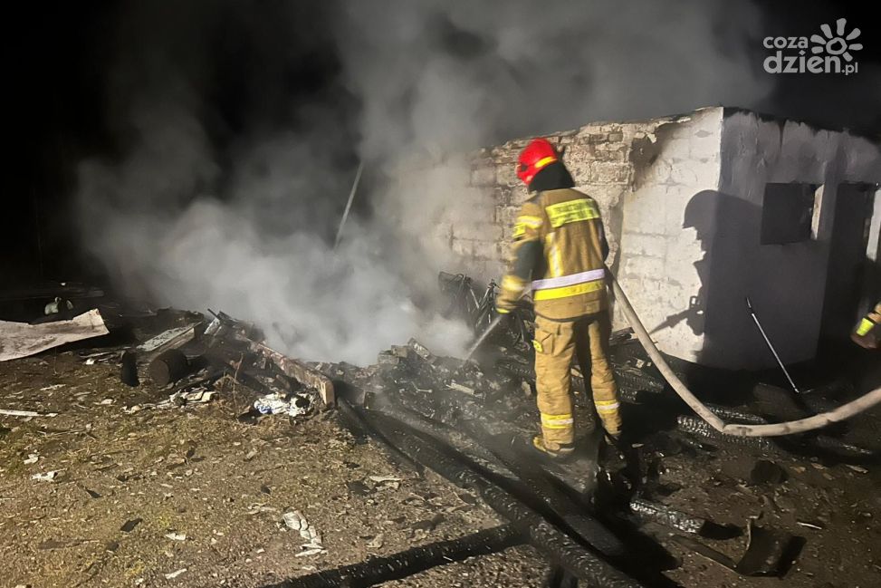 Pożar garażu w Koprzywnicy. Nocna interwencja strażaków