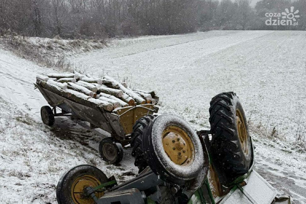 Śnieg na drodze. Ciągnik w gminie Osiek wywrócił się do rowu