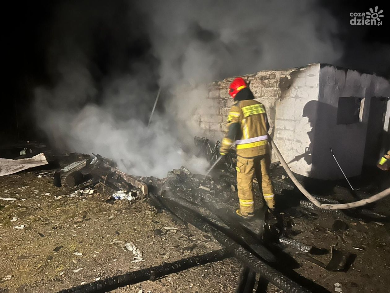 Pożar garażu w Koprzywnicy. Nocna interwencja strażaków