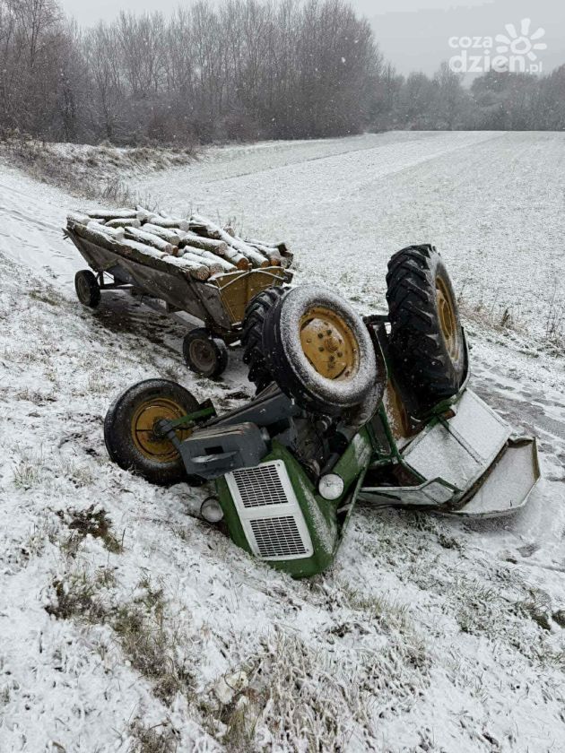 Śnieg na drodze. Ciągnik w gminie Osiek wywrócił się do rowu