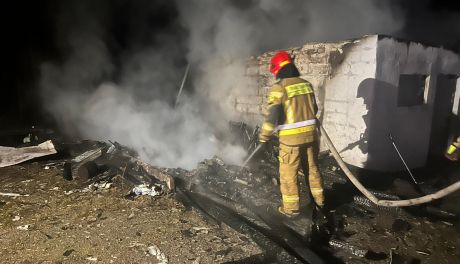 Pożar garażu w Koprzywnicy. Nocna interwencja strażaków