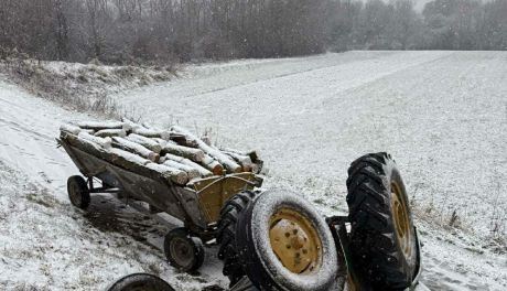 Śnieg na drodze. Ciągnik w gminie Osiek wywrócił się do rowu
