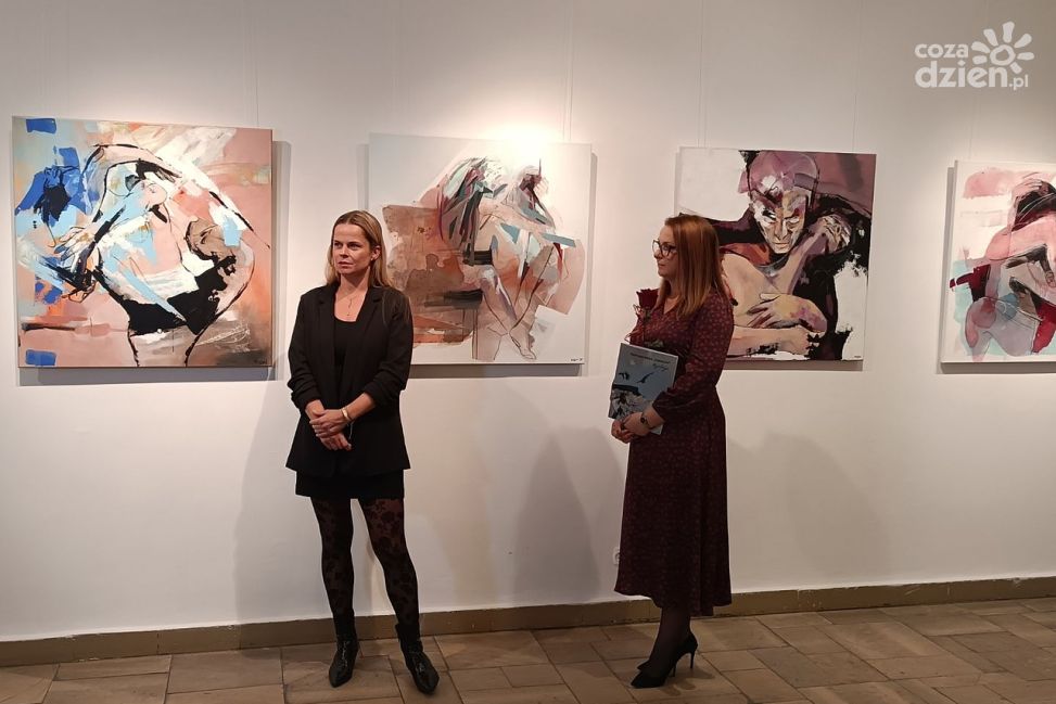 Malarska podróż przez emocje i relacje w BWA Sandomierz