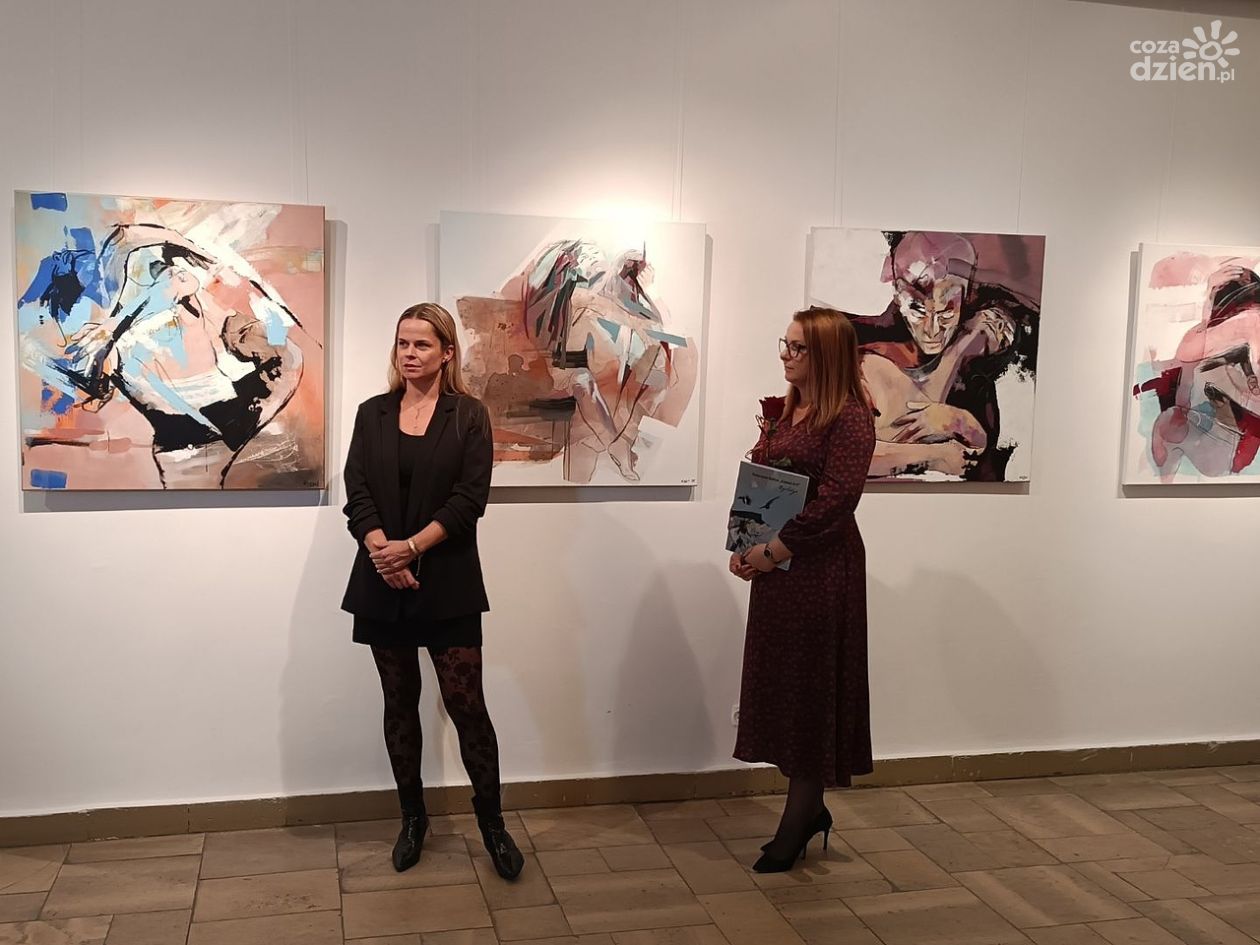 Malarska podróż przez emocje i relacje w BWA Sandomierz