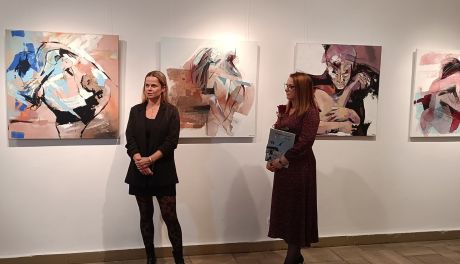 Malarska podróż przez emocje i relacje w BWA Sandomierz