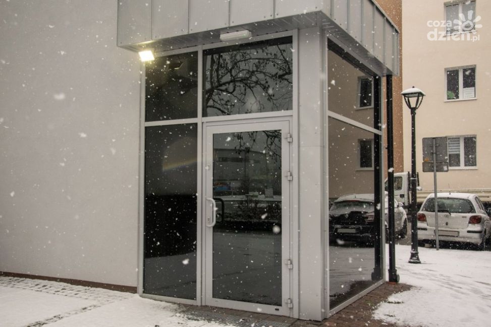 Nowa winda w Urzędzie Miasta i Gminy Nowa Dęba. Inwestycja poprawia dostępność dla mieszkańców