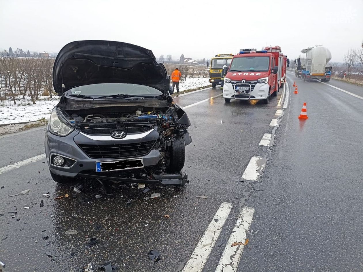 Wypadek na DK9 w Piasecznie. Dwa samochody osobowe zderzyły się w rejonie wiaduktu