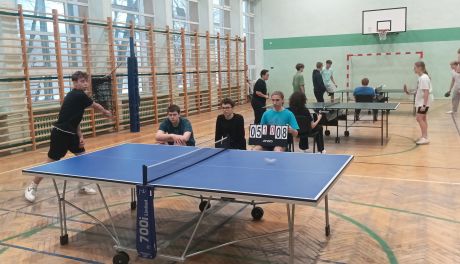 Emocje przy pingpongowych stołach! ZSCKR Sandomierz rozstrzygnął szkolny turniej tenisa stołowego