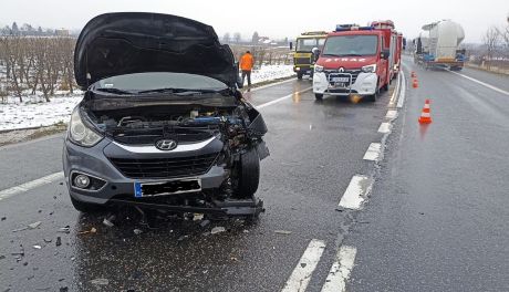 Wypadek na DK9 w Piasecznie. Dwa samochody osobowe zderzyły się w rejonie wiaduktu