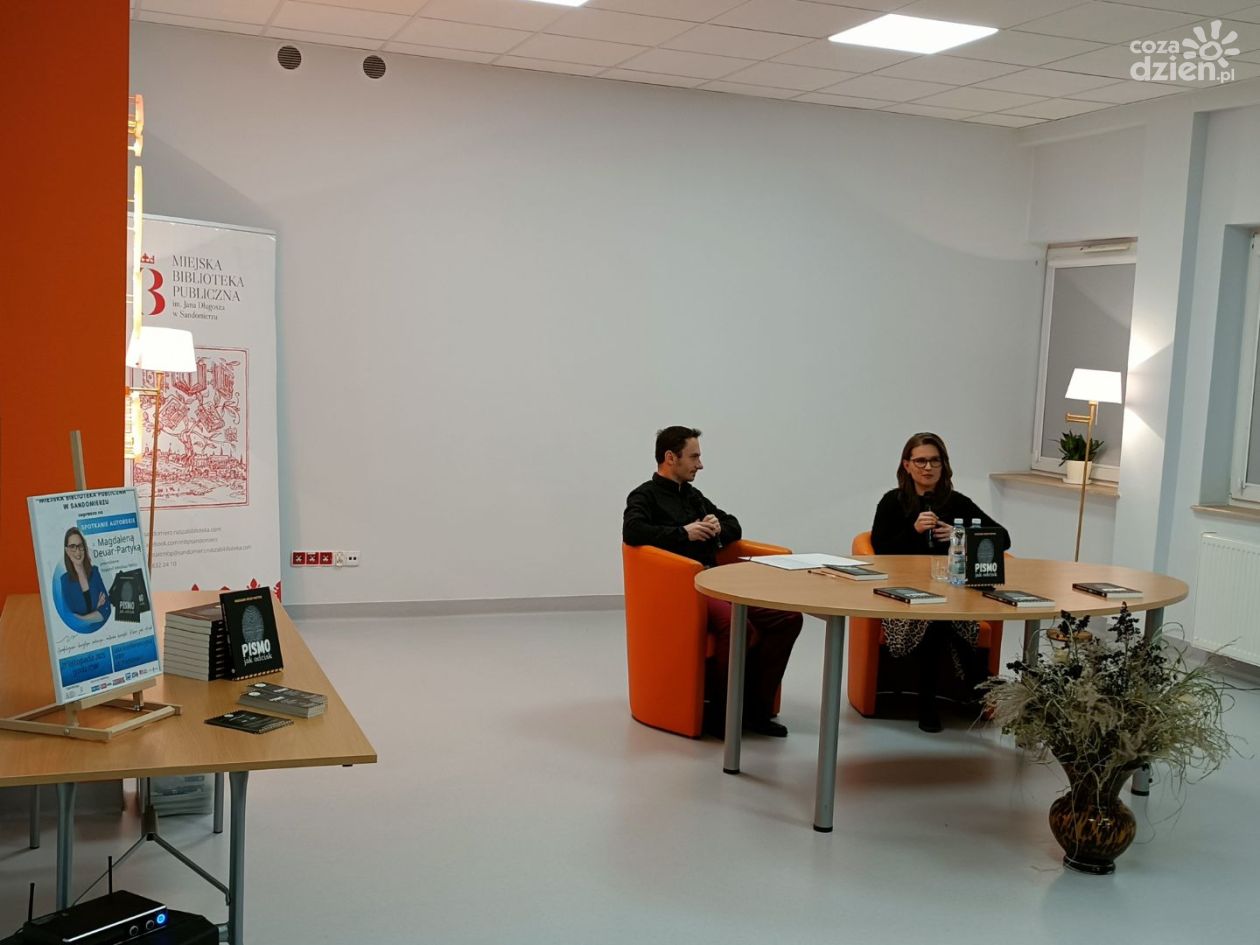 „Piszemy mózgiem, nie kończynami” – spotkanie z grafologiem w Sandomierzu