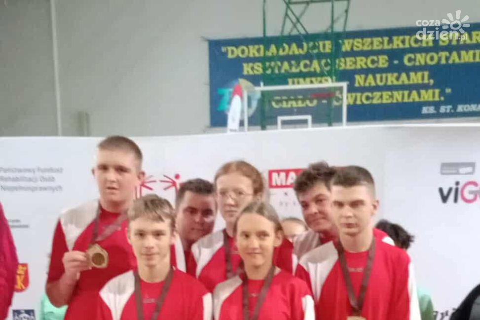 „Niepokonani” z Sandomierza na podium Świętokrzyskiego Turnieju Koszykówki Olimpiad Specjalnych w Jędrzejowie