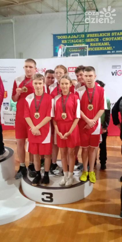 „Niepokonani” z Sandomierza na podium Świętokrzyskiego Turnieju Koszykówki Olimpiad Specjalnych w Jędrzejowie