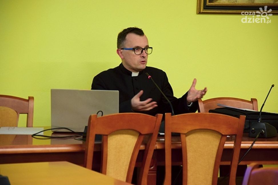 B. Krzos: Adwent to przenikające się dwie rzeczywistości