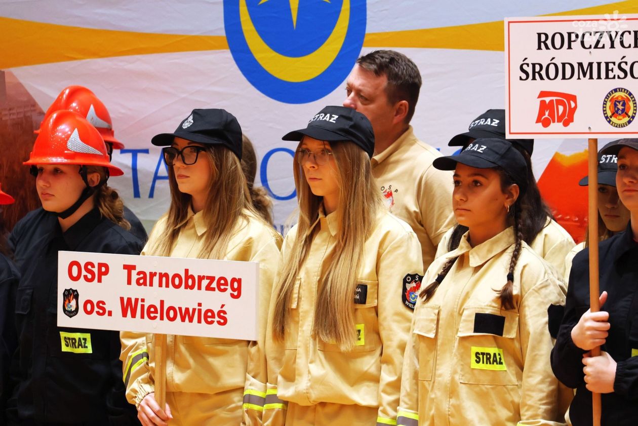 Młodzieżowe Drużyny Pożarnicze dziewcząt z OSP Wielowieś na Halowych Wojewódzkich Zawodach Sportowo-Pożarniczych w Tarnobrzegu (ZDJĘCIA)