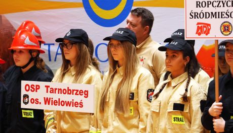 Młodzieżowe Drużyny Pożarnicze dziewcząt z OSP Wielowieś na Halowych Wojewódzkich Zawodach Sportowo-Pożarniczych w Tarnobrzegu (ZDJĘCIA)