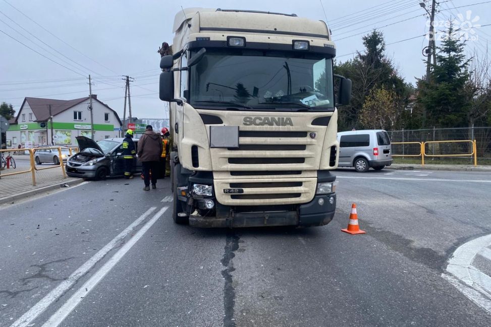 Zderzenie osobówki z ciężarówką na DK9. Droga w Klimontowie zablokowana