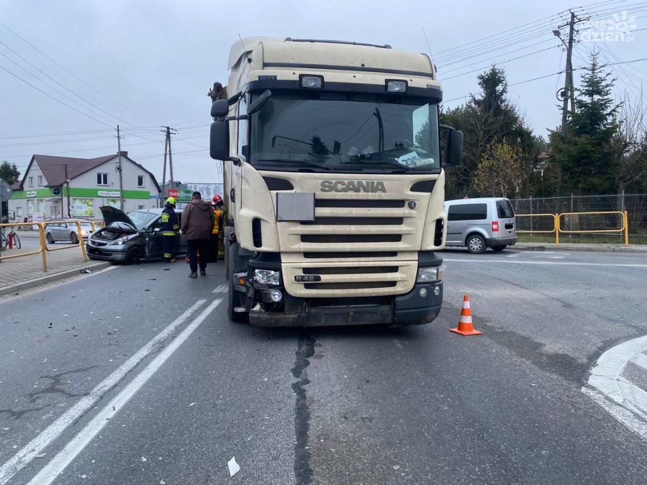 Zderzenie osobówki z ciężarówką na DK9. Droga w Klimontowie zablokowana