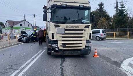 Zderzenie osobówki z ciężarówką na DK9. Droga w Klimontowie zablokowana